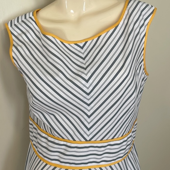 London Style Seersucker Dress - Picture 2 of 6